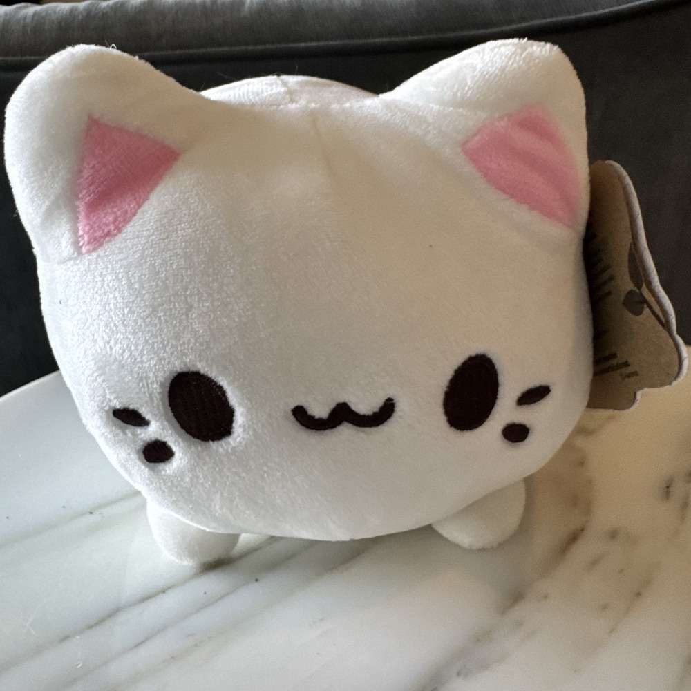 Tasty Peach Meowchi White Cat Plush Hot Topic Exclusive Hang Tag 2018
